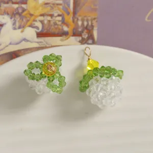 Gedetailleerd uitzicht op glazen kraal fruit bedel, klein fijn DIY sieraden accessoire.