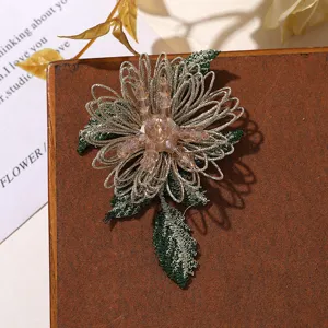 Spilla di fiori di perline di cristallo ricamate in filo metallico fatta a mano per vestiti.