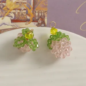 Gedetailleerd overzicht van glazen kralen fruit bedel, DIY sieraden accessoire met oogje.