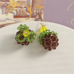 Handgemaakte kristalglas kralen fruit hanger voor DIY sieraden accessoire detail close up weergave.