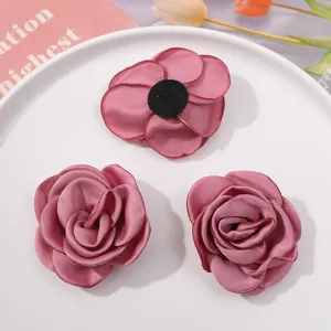 Accessoires de fleurs en tissu rose, pinces à cheveux DIY et décorations de patchs floraux.