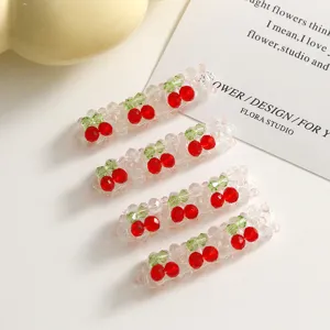 Vue détaillée de breloques cerises en perles de cristal faites à la main pour coques de tél.