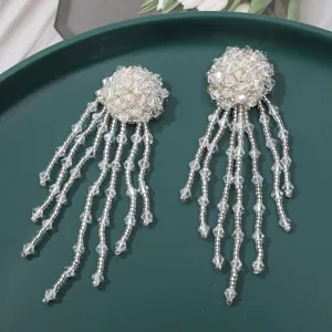 Handgemachte Kristall Perlen Blumen Aufnäher Detailansicht, glänzendes DIY Zubehör.