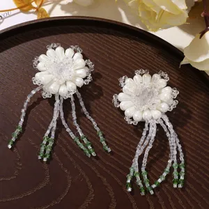 Gros plan de patchs de fleurs de perles perlées faites à la main pour accessoires cheveux.