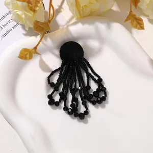 Parche con flecos de cuentas negras hecho a mano accesorio de broche cristal con detalle.
