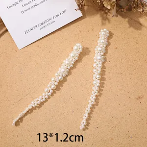 Primo piano di strisce di perle artigianali per fiori di scarpe e pendenti per borse DIY.