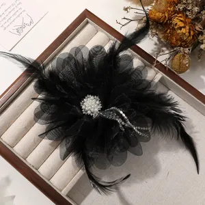 Broche horquilla de pelo de flor de malla de plumas negras etéreas con perlas.