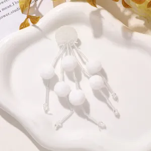Accesorio DIY pompón esponjoso blanco vista detallada con cuentas y textura suave.