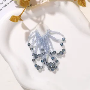 Primer plano detalle de parche de flecos de cuentas de cristal azul para ropa y accesorios.