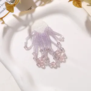 Primer plano detallado de parche accesorio de ropa DIY borla cuentas cristal morado moda