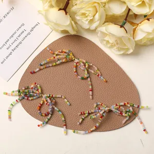 Affascinanti ciondoli a fiocco in perline colorate, perfetti per orecchini fai-da-te e accessori.