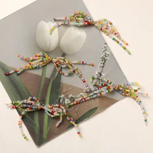 Dettaglio fiocco di perline colorate, ciondolo nappa di perline per gioielli e accessori fai da te.