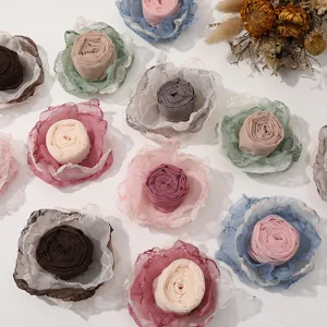 Primer plano de rosas de tela multicolor con bordes quemados para manualidades DIY.