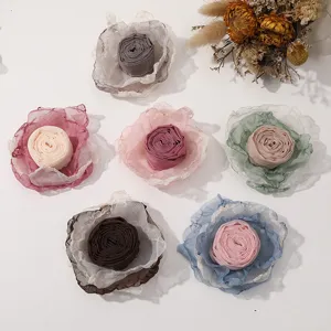 Flores de tela hechas a mano con bordes quemados para accesorios de corsé y tocados DIY.