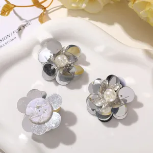 Silberner Pailletten-Blumenaufnäher mit Perlenmitte, DIY-Accessoires für Handyhüllen und Schuhe.