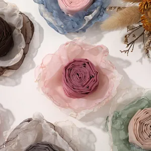 Flor de tela de cinta rosa con borde quemado de gasa diy para tocado de corsage hecho a mano.