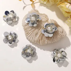 Silberne Pailletten Perle Blumen Aufnäher Detail, ideal für Handyhülle und Schuh Zubehör.