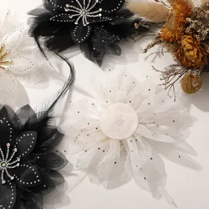 Dettaglio fiore in chiffon e strass per forcine e spille fatte a mano per accessori DIY.