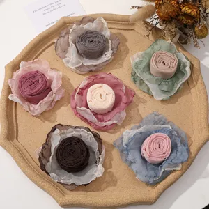 Detalles de accesorios de flores de rosas de tela hechas a mano, elegante broche vintage.