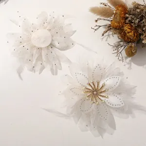 Bellissimo fiore in chiffon di piume con strass bianco accessorio per abbigliamento.
