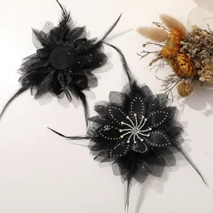 Dettaglio fiore in chiffon piuma strass nera accessorio per spilla molletta per capelli fai da te.