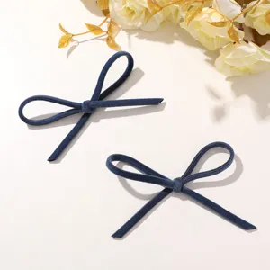 Primo piano di fiocchi in velluto blu scuro, perfetti per accessori moda fai da te creativi.