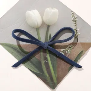 Primo piano dettagliato di un fiocco in velluto blu scuro, perfetto per accessori e fai da te.