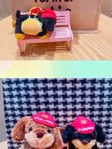 Simpatico portachiavi in peluche cane hamburger con cappello rosso, ciondolo per borsa.