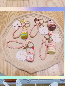 Schattige cartoon varken sleutelhanger set met zoete dessert bedels en zachte bandjes.