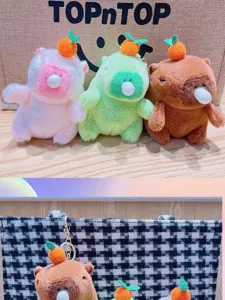 Adorable porte-clés en peluche capybara avec orange et bulle, charm de sac animal doux.