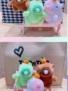 Vue détaillée peluche capybara, design orange mignonne sur la tête, pendentif porte-clés.