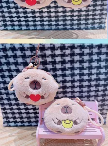 Mignon porte-monnaie en peluche capybara avec cœur et lingot, adorable pendentif de sac doux.