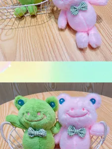 Plüsch Frosch Schlüsselanhänger Detail, süße Stofftier Tasche Anhänger mit Karo Schleife.