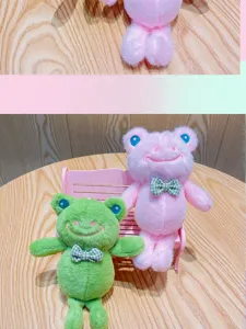 Detailansicht niedlicher Plüsch Frosch Schlüsselanhänger, weiches Stofftier Anhänger Spielzeug