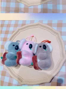 Süßer Plüsch Koala Schlüsselanhänger mit Holzstamm, weiche Stofftier Taschen Deko.