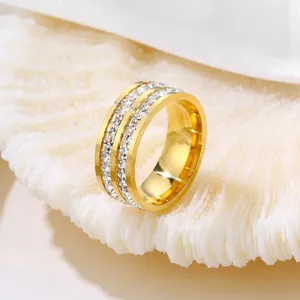 Detaillierte Nahaufnahme eines eleganten goldenen Edelstahl-Rings mit glänzenden Steinen.