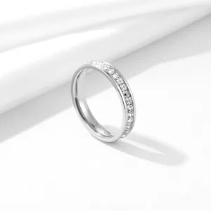 Silberner Edelstahl Ring mit kleinen quadratischen Steinen minimalistisches Detailfoto