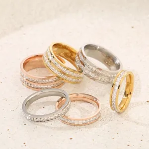 Nahaufnahme von Edelstahl Ringe mit quadratischen Zirkonia Steinen in verschiedenen Farben.