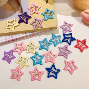 Vue détaillée de pinces à cheveux étoiles colorées, style Y2K dopamine pour coiffures mignonnes.