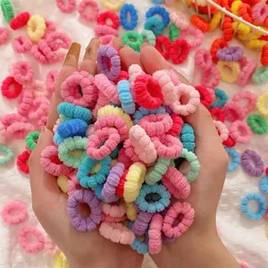 Kleurrijke mini pluche haarelastiekjes voor kinderen, hoge elasticiteit kleuter haarbanden.