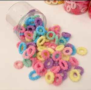 Kleine kleurrijke haarrekkertjes voor kinderen detailweergave, zeer hoge elasticiteit.