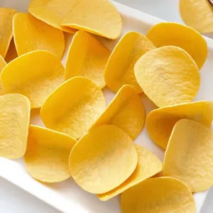 Gros plan détail de pinces à cheveux en forme de chips, design amusant et mignon pour filles.