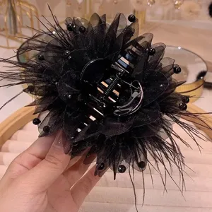 Zwarte veren pioen haarspoor elegante bloemvormige haarklauw haaraccessoire dames.
