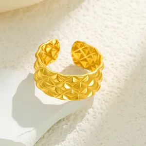 Elegante anillo abierto chapado en oro con diseno de textura acolchada geometrica joya de moda