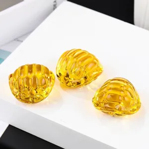 Nahaufnahme von leuchtend gelben Kristall-Schildkrötenschalen-Ornamenten mit Facettenschliff.