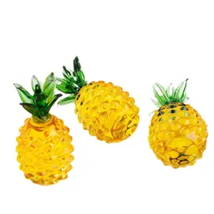 Dettaglio statuetta ananas in cristallo, ornamento frutta colorata decorazione casa