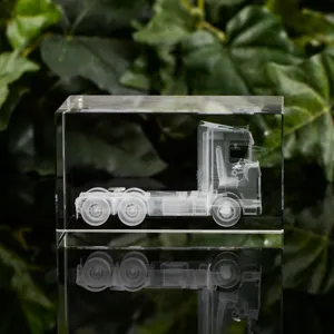 Detailansicht des 3D lasergravierten LKW Kristallwürfel Handwerks, Premium Glas Dekoration.