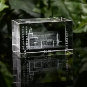 Detailansicht eines personalisierten 3D-Lasergravur-Kristallbausteins als Firmengeschenk.