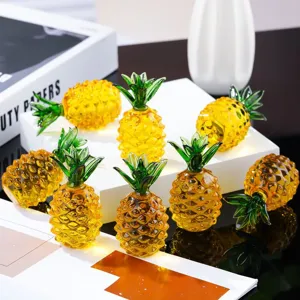 Ornamento di ananas in vetro di cristallo, statuetta di frutta gialla viva per decorare la casa.