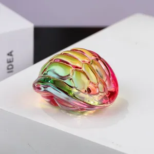 Detailaufnahme der bunten Glasschildkrötenpanzer-Dekoration, lebendige Farbverläufe nah.